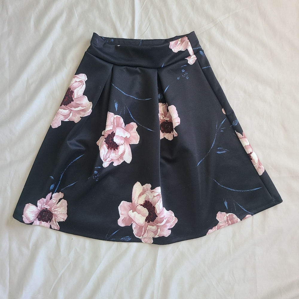 💜2 for 25$Iris Black Strechy Skirt with Pink Flowers Size M